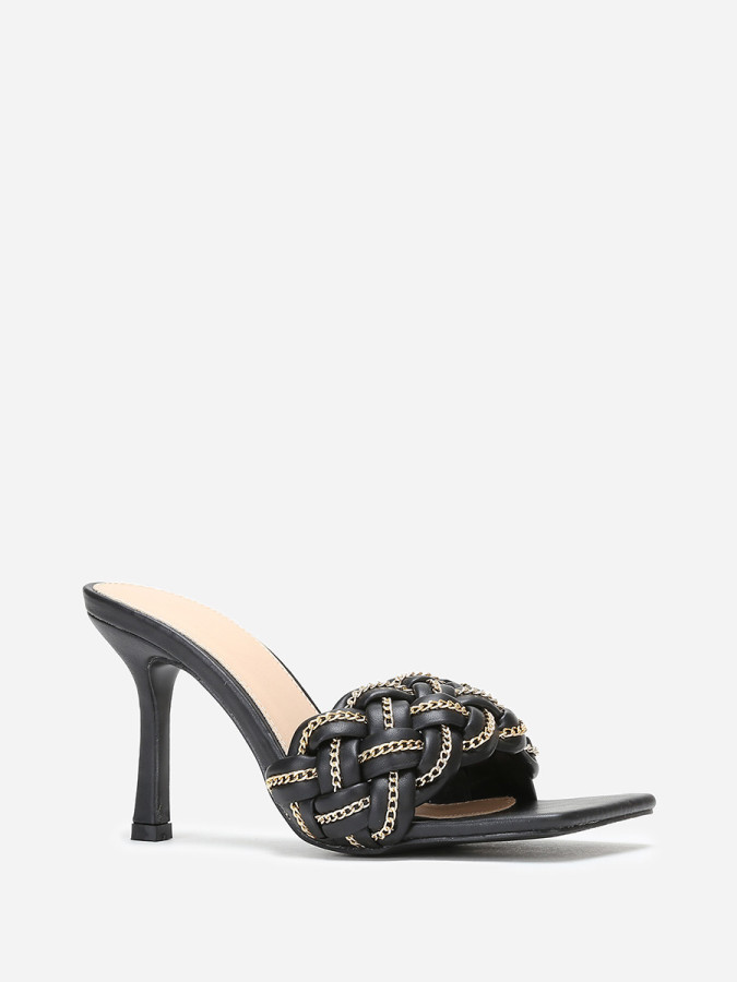 Mules noires à bride tressée avec fins maillons dorés