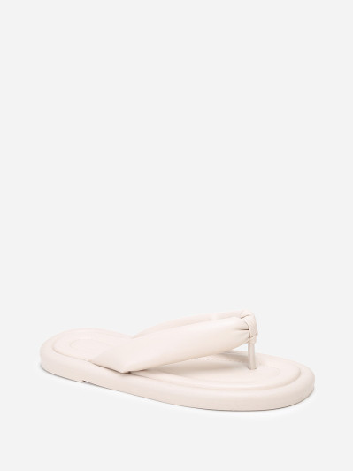 Tongs en simili beige à bride arrondie et matelassée