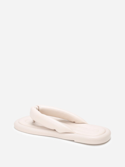 Tongs en simili beige à bride arrondie et matelassée