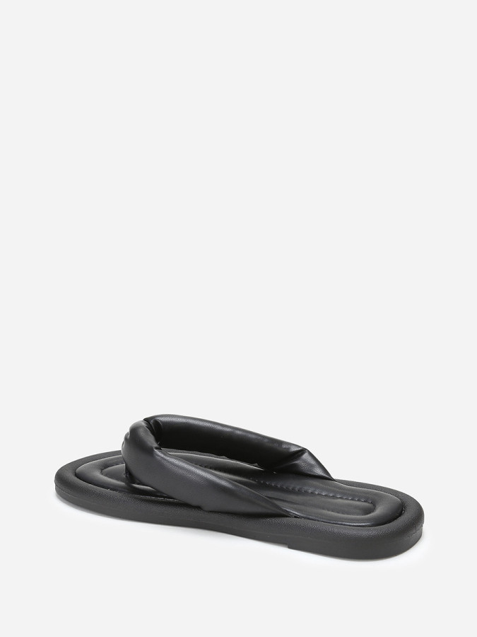 Tongs en simili noir à bride arrondie et matelassée