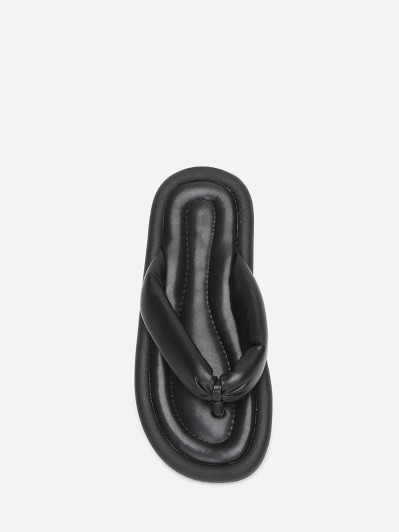 Tongs en simili noir à bride arrondie et matelassée