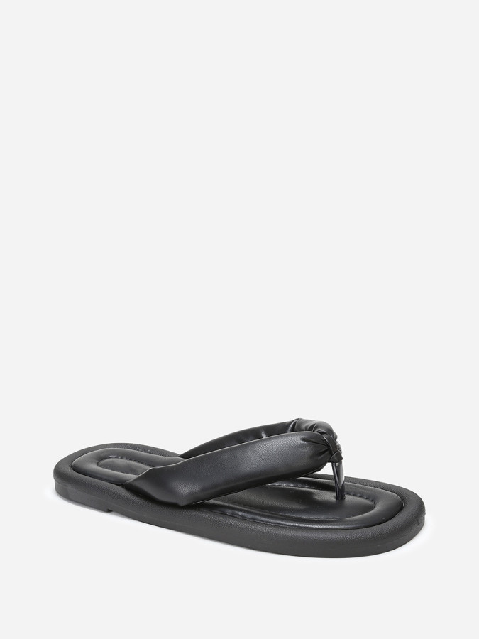 Tongs en simili noir à bride arrondie et matelassée