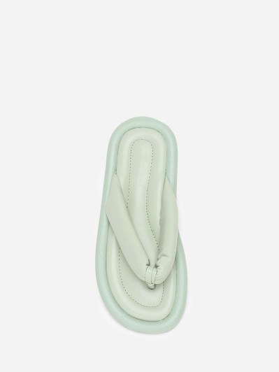 Tongs en simili vert à bride arrondie et matelassée