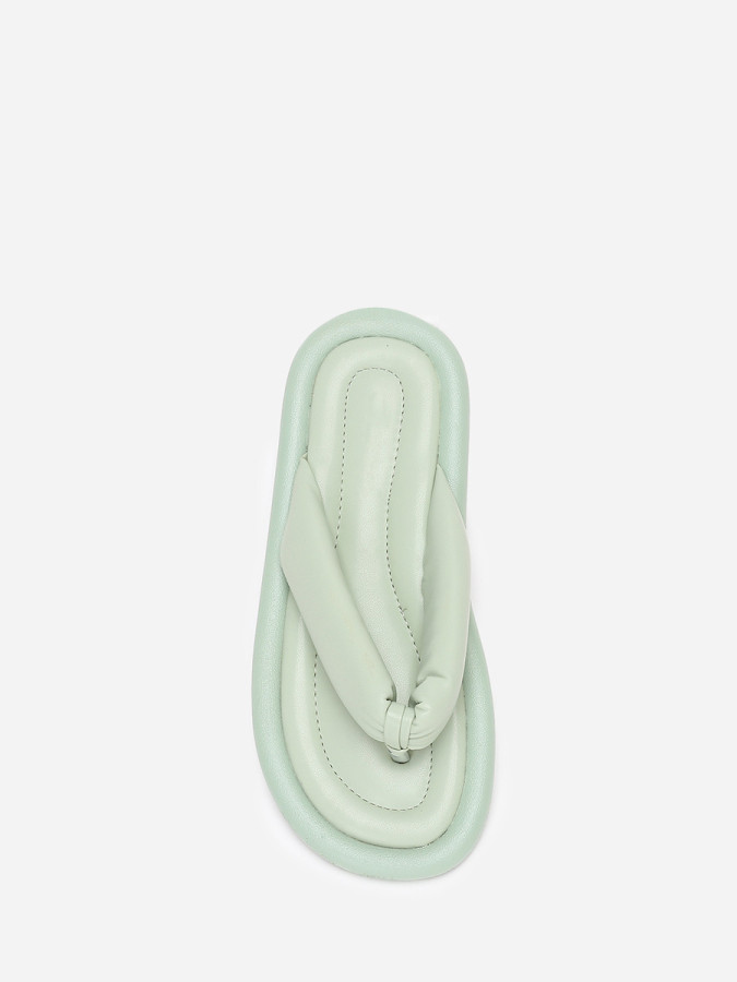 Tongs en simili vert à bride arrondie et matelassée