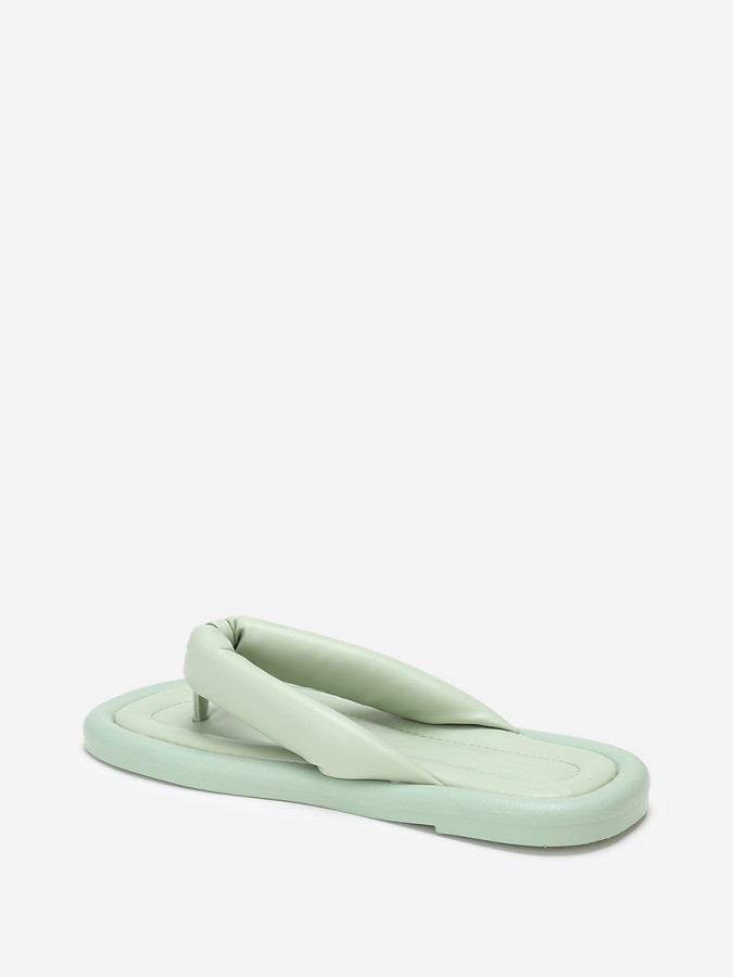 Tongs en simili vert à bride arrondie et matelassée