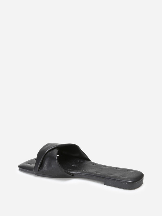 Mules plates noires à bride torsadée en simili