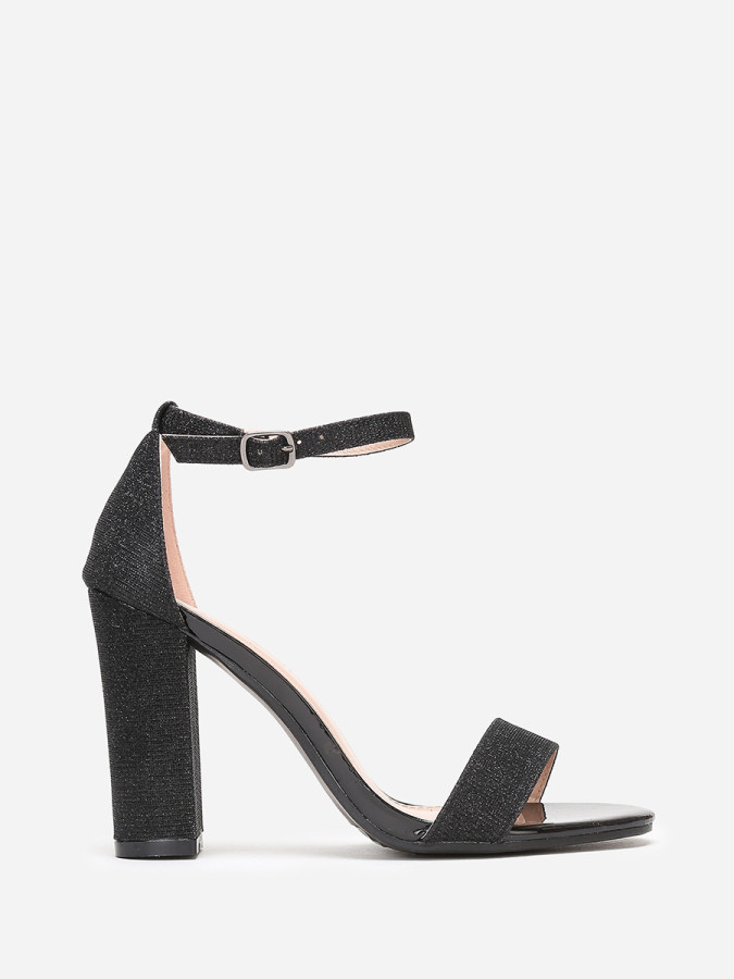 Sandales à paillettes et talon haut