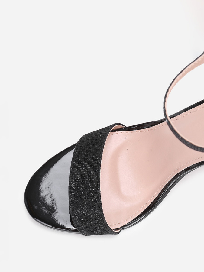 Sandales à paillettes et talon haut