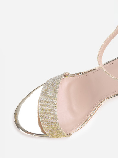 Sandales à paillettes et talon haut