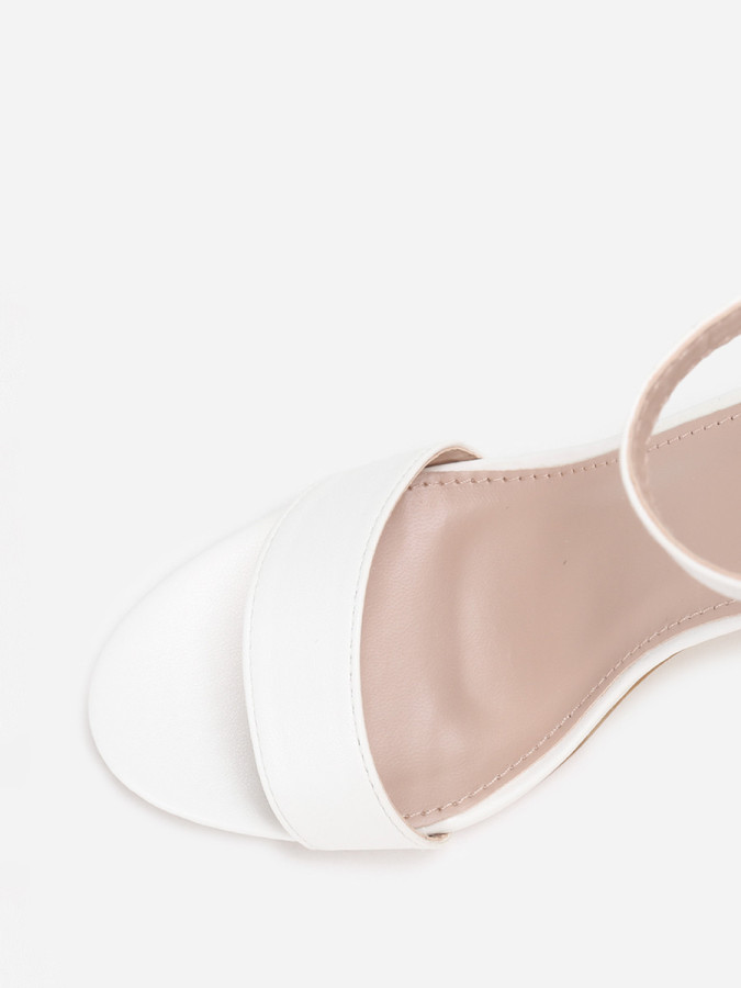 Sandales blanches en simili à bout arrondi