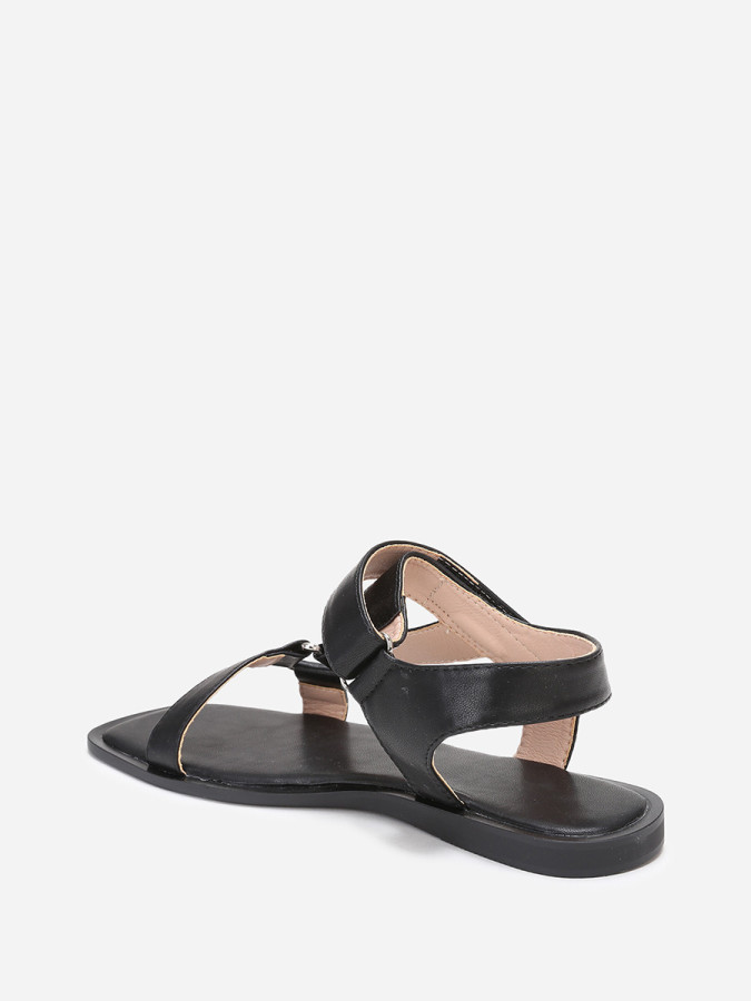 Sandales carrées plates noires à scratch