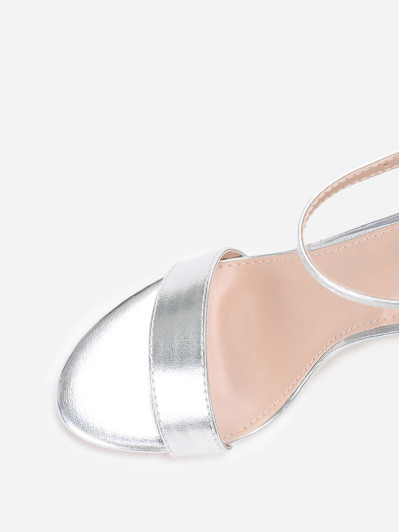 Sandales argentées à talon carré et arrondi