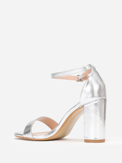 Sandales argentées à talon carré et arrondi