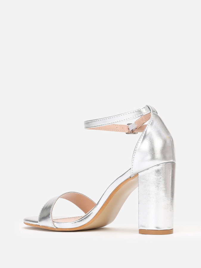 Sandales argentées à talon carré et arrondi