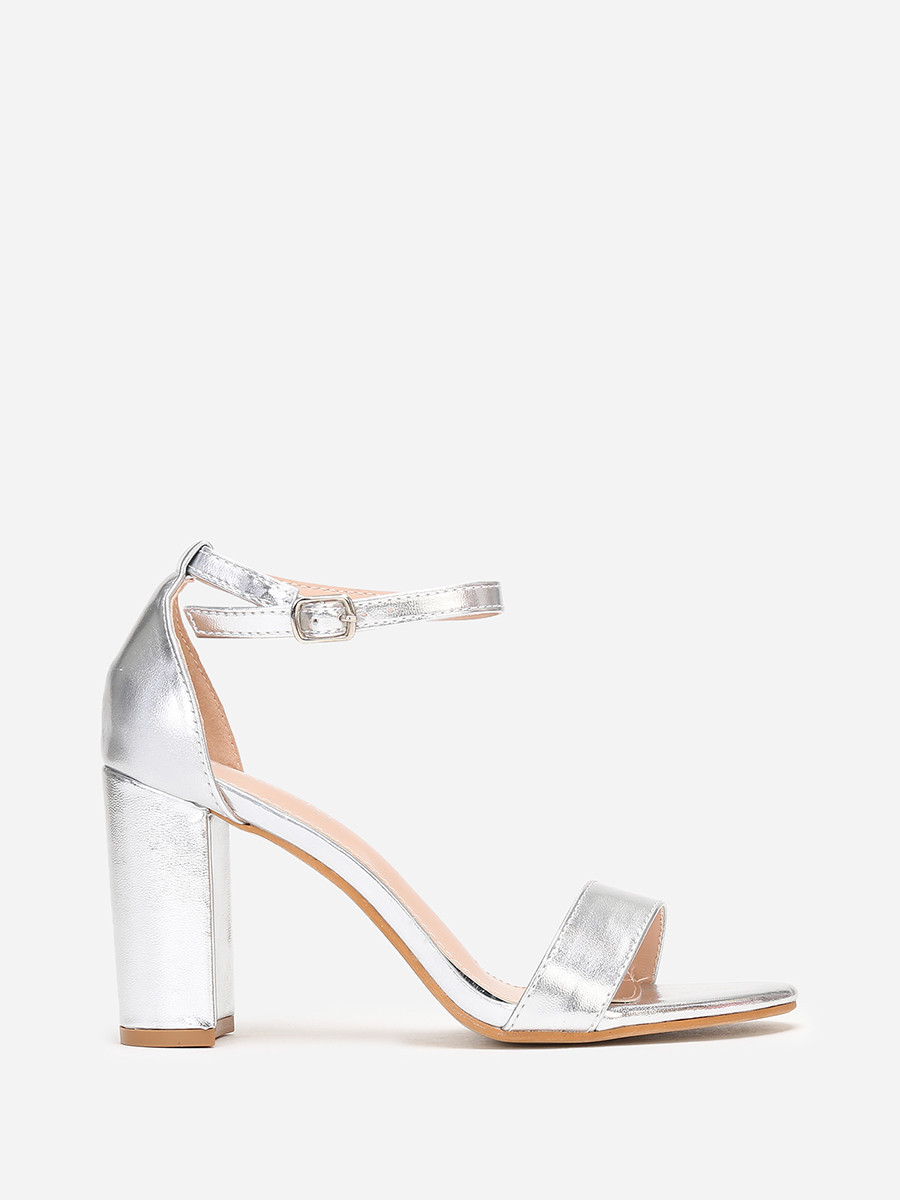 Sandales argentées à talon carré et arrondi