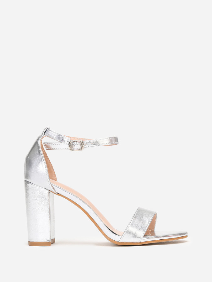Sandales argentées à talon carré et arrondi