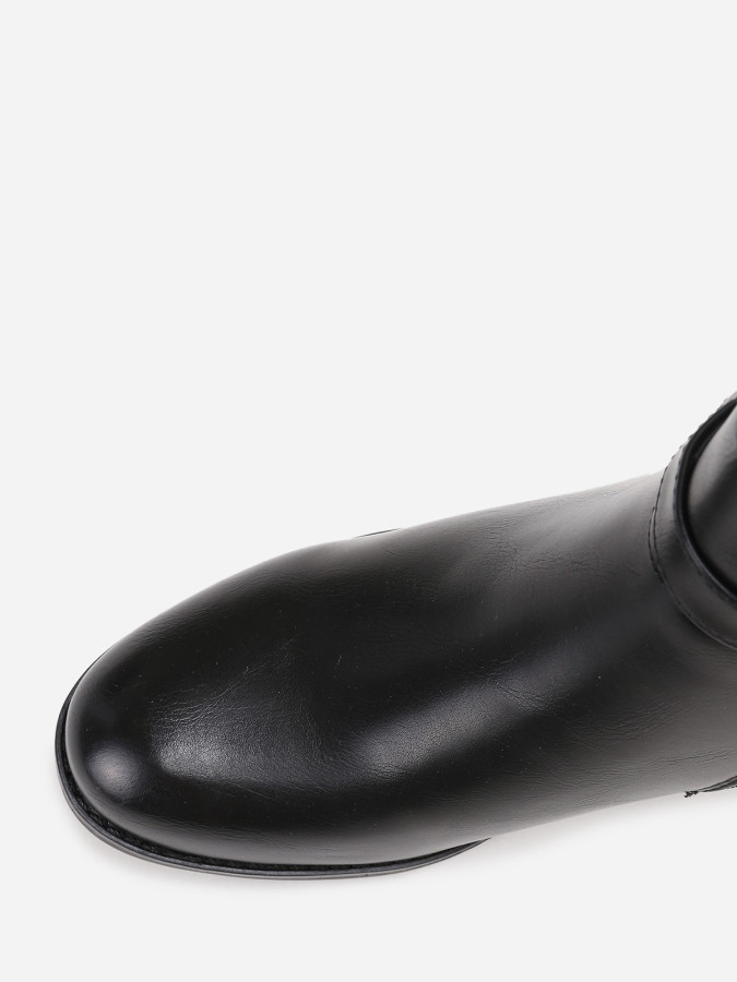 Bottines plates noires à boucle dorée