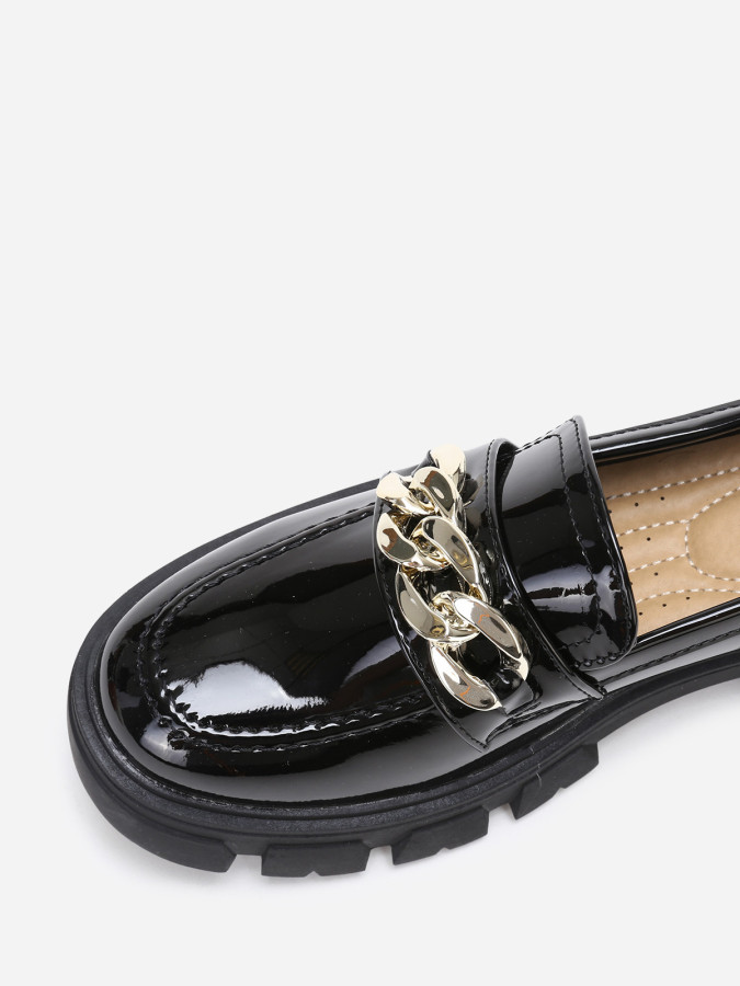 Mocassins vernis noirs à bride chaîne