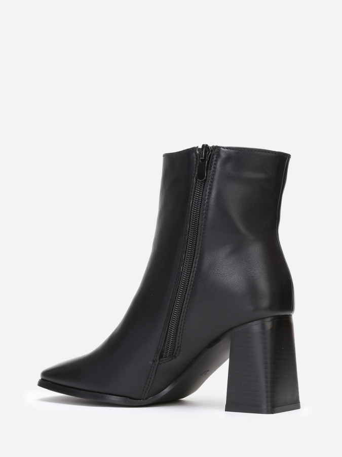Bottines noires à bout carré et large talon