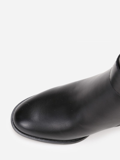 Bottines à talon et détail métallique