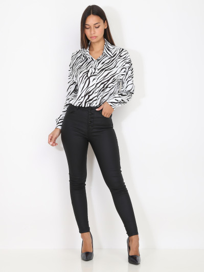 Pantalon moulant et boutonné