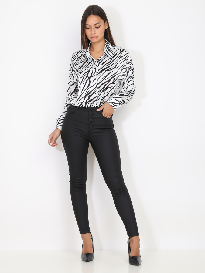 Pantalon moulant et boutonné