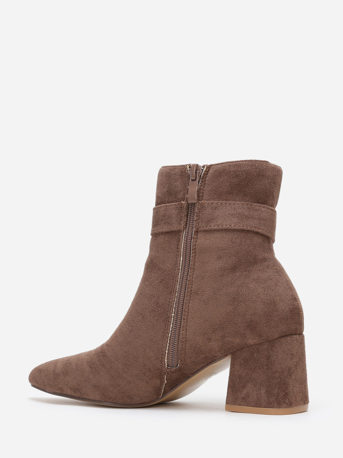 Bottines pointues taupe avec boucle en strass