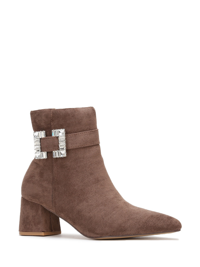 Bottines pointues taupe avec boucle en strass
