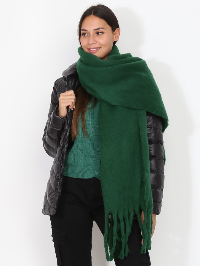Écharpe duveteuse vert foncé à franges