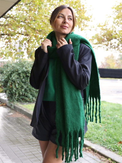 Écharpe duveteuse vert foncé à franges