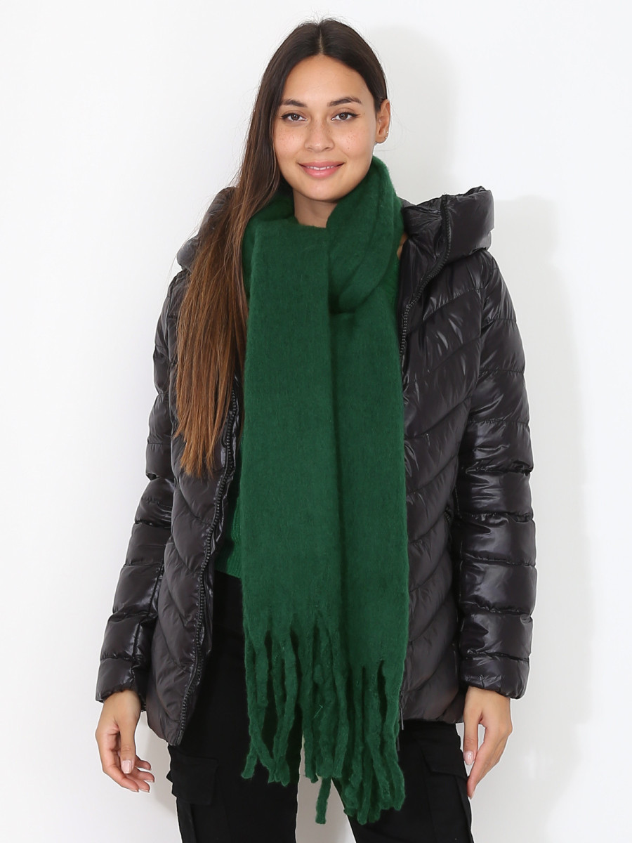 Écharpe duveteuse vert foncé à franges