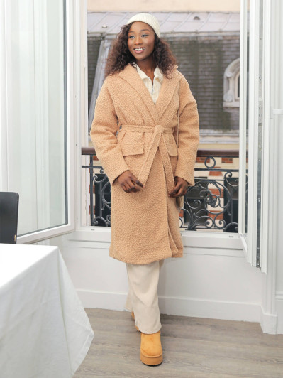 Manteau moutonné et ceinturé