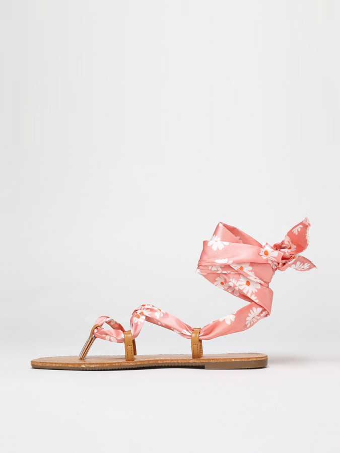 Sandales avec ruban rose et fleuri à nouer