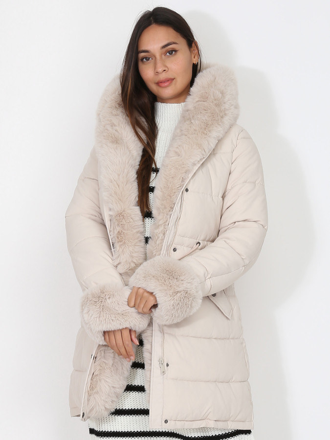 Manteau matelassé à détails fausse fourrure