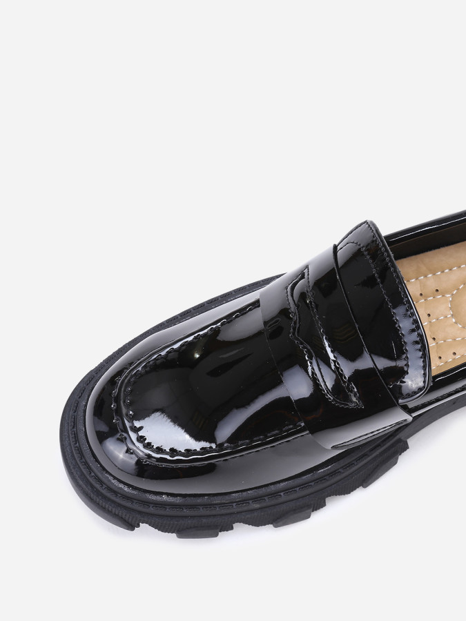 mocassins crantés en simili verni