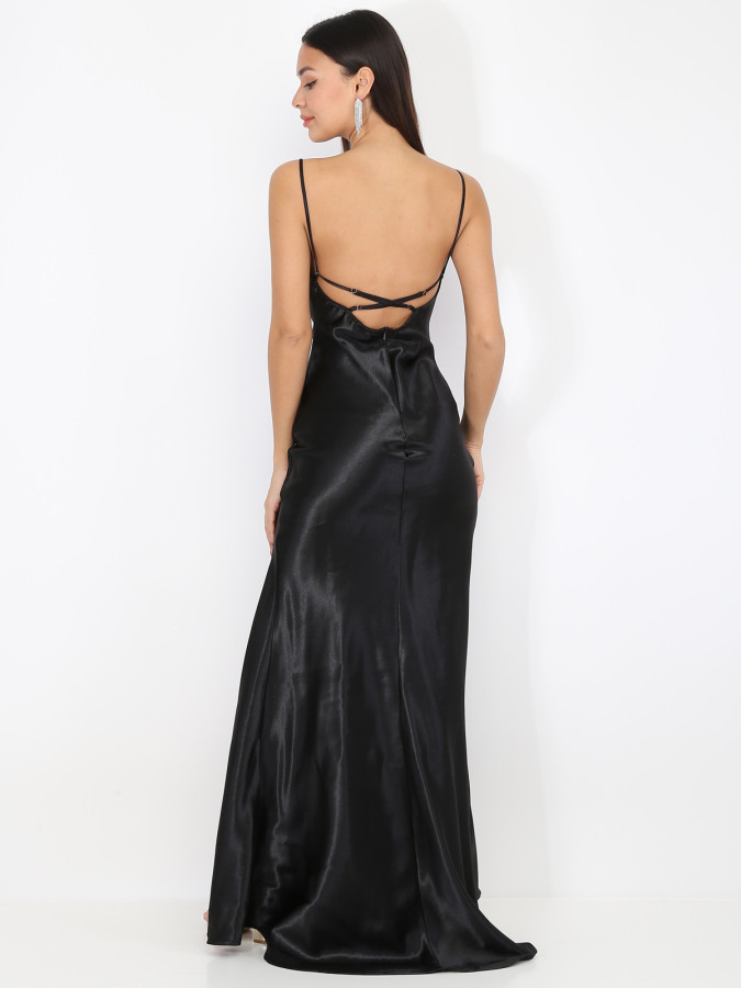 Robe longue satinée à col bénitier