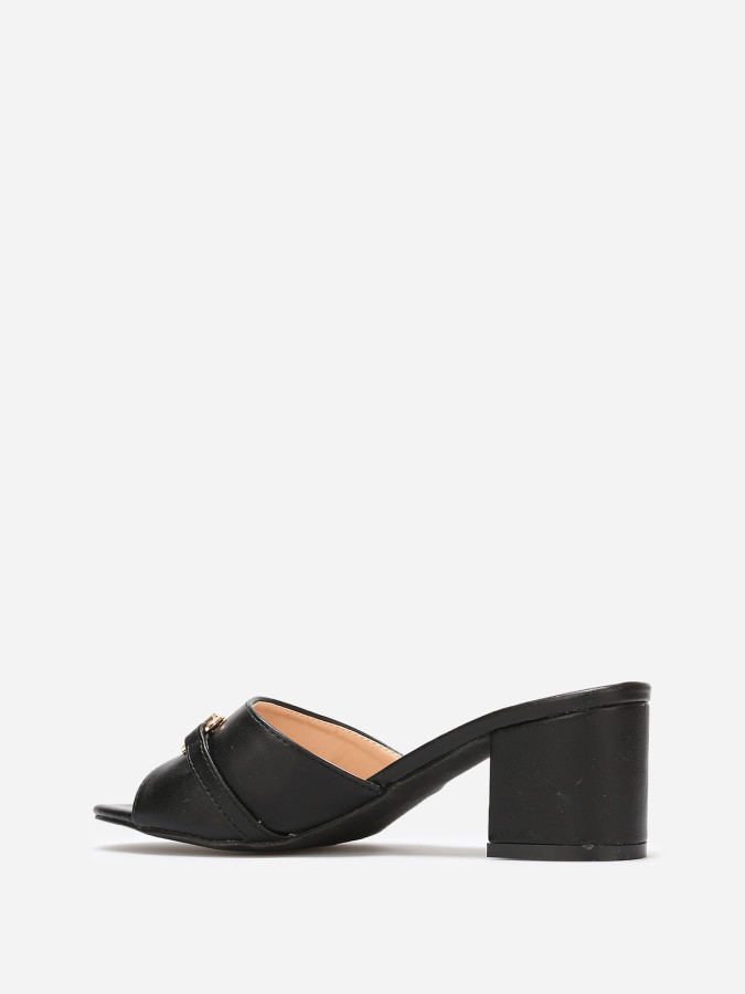 Mules à talon et détail boucle dorée