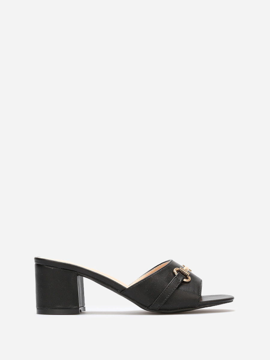 Mules à talon et détail boucle dorée