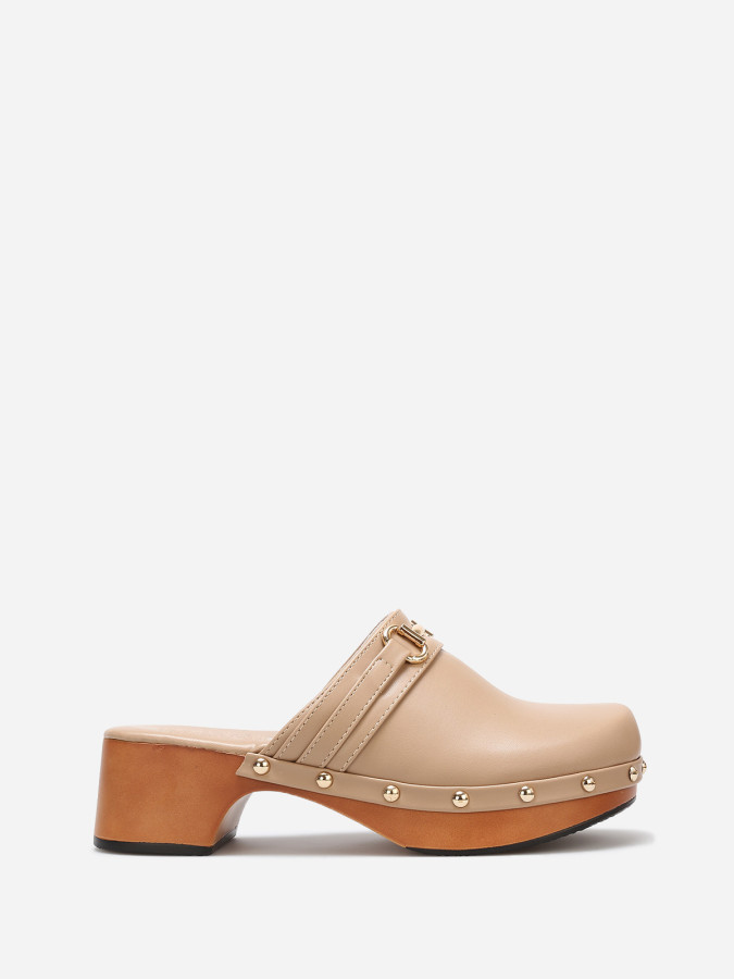 Sabots en simili à clous dorés