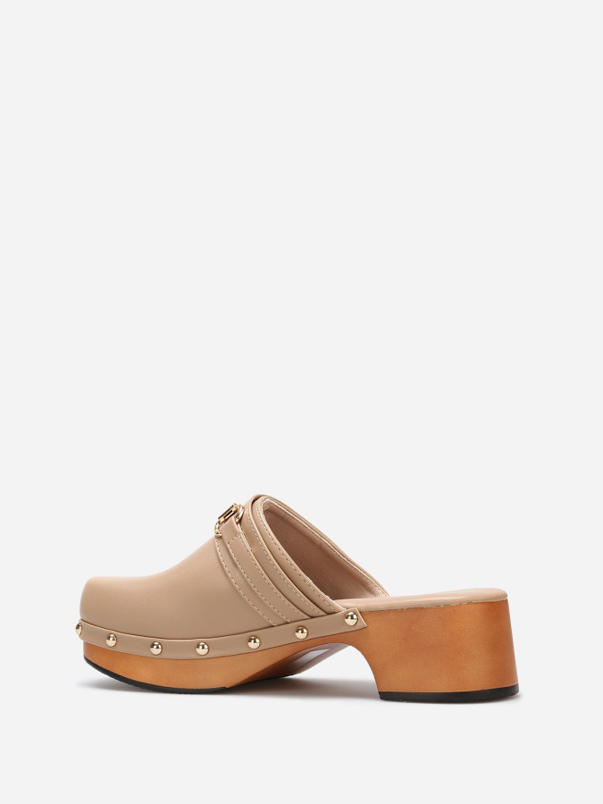 Sabots en simili à clous dorés