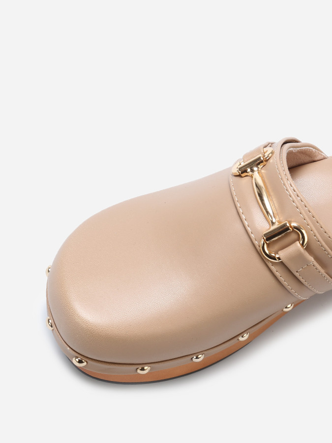 Sabots en simili à clous dorés