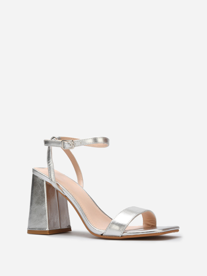 Sandales à bout carré et talon évasé