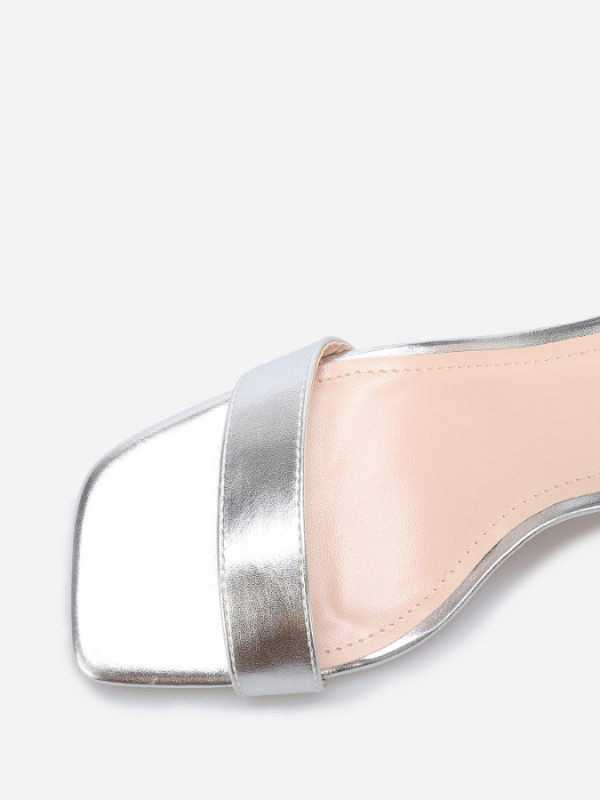 Sandales à bout carré et talon évasé