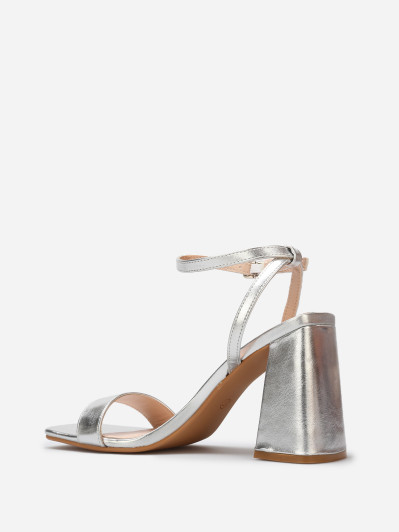 Sandales à bout carré et talon évasé