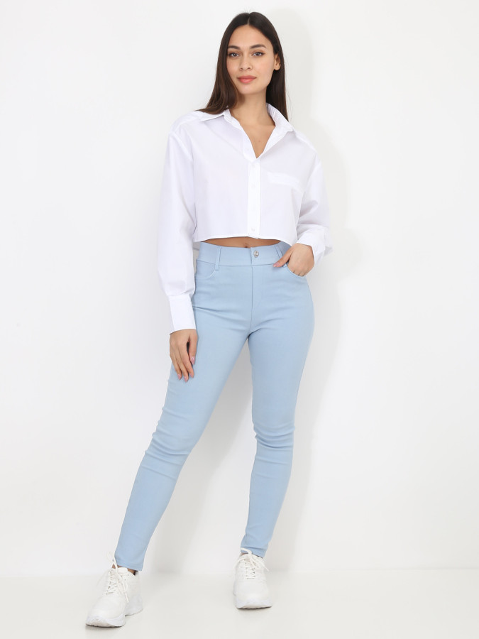 Pantalon skinny stretch bleu à bouton strass