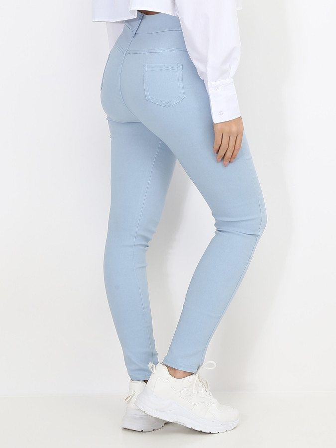 Pantalon skinny stretch bleu à bouton strass