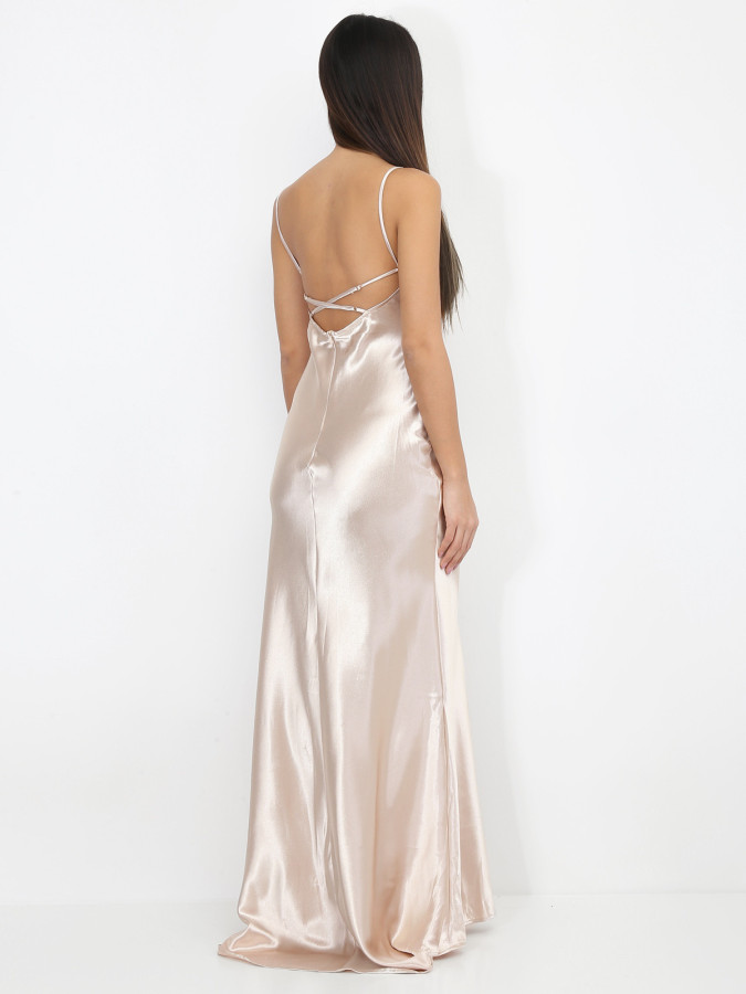 Robe longue satinée à col bénitier