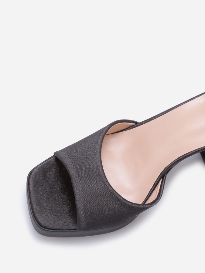 Sandales satinées à bout carré