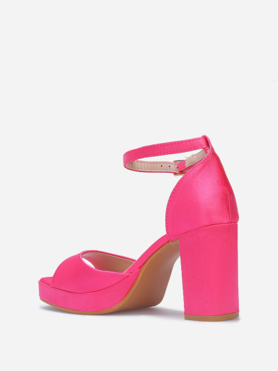 Sandales satinées à bout carré