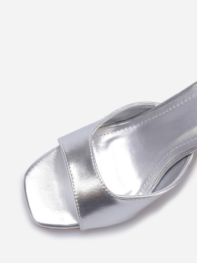 Sandales à talon aiguille